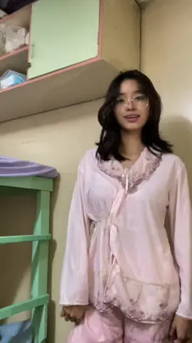 Nagppractice na yan sha ng sasayawin next kapag cute na ang outfit🤪 #dance (dc: @lexieandtahlia) @sabrinacarpenter 