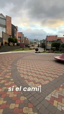Vendo Casa de Oportunidad Sector Embajada Americana 3 dormitorios  🏛️ ANTIGÜEDAD: 17 años.  💲PRECIO: 165,000.00 USD. 🏠 AMBIENTES:  PRIMER PISO  - Recibidor  - Sala  - Comedor  - Cocina  - Patio  - BBQ  - Oficina  - Baño Social  SEGUNDO PISO  - Sala de estar  - Dos habitaciones con Walking Clóset  TERCER PISO  - Cuarto Master con Walking clóset  - Terraza  ⚽️ AMENIDADES  - 2 Hectáreas de Jardines Verdes  - Salón Comunal  - Area de Niños  - Mino cancha de Futbol  - Parqueo de futbol  👮SEGURIDAD  - 3 garitas con guardias armados  - Cerco Eléctrico  - Alarma Comunal.                              Para más información comunícate al 0987722541                                         #bienesraices #inmoboliaria #casasdeventaquito @INDAHOME INMOBILIARIA 