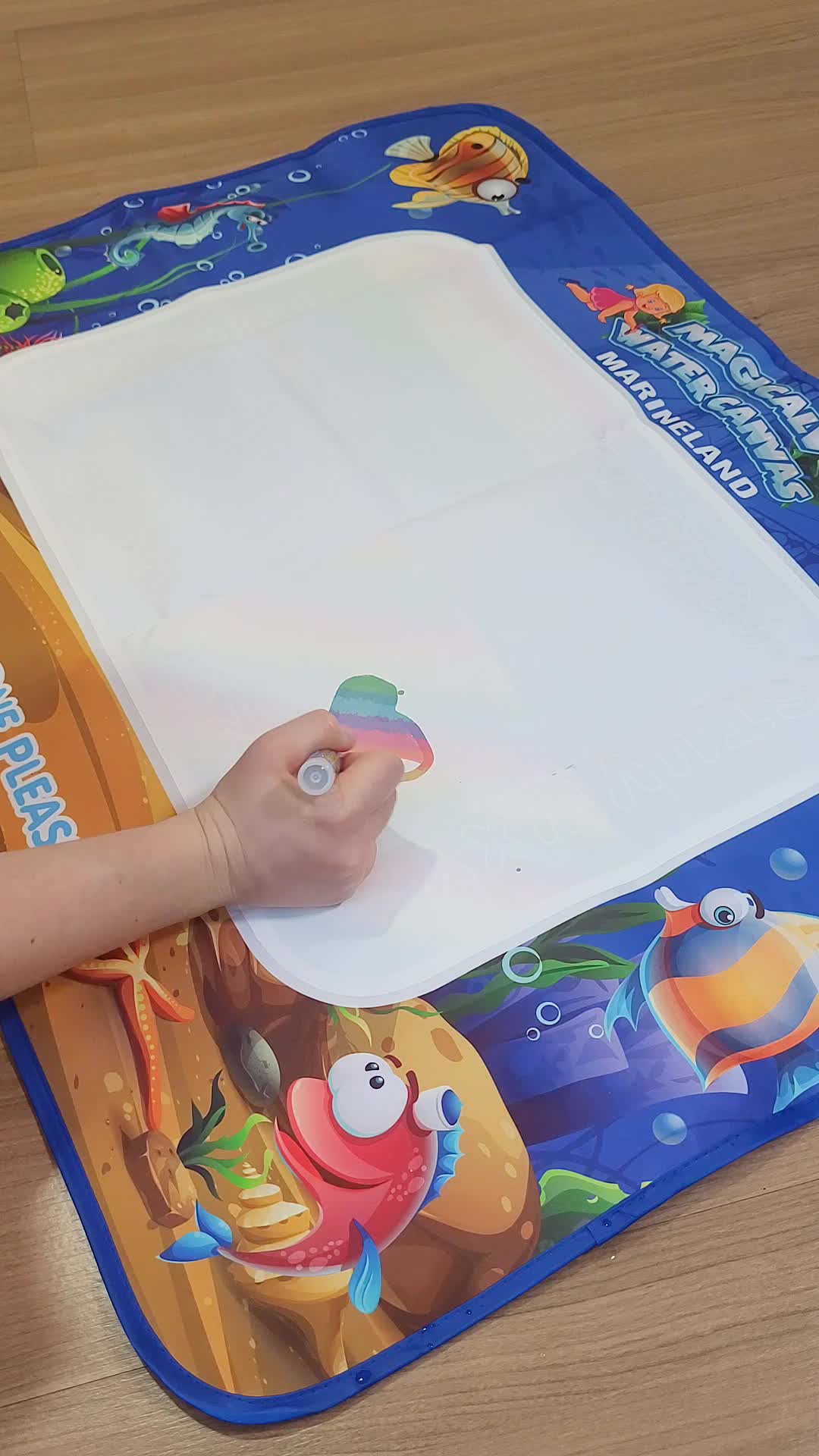 Diversão mágica sem sujeira! 🎨✨ Com o Tapete Mágico de Colorir com Água, é só passar a canetinha e ver as cores surgirem como num passe de mágica! 💧🌈 Cada canto do tapete revela uma cor diferente, trazendo surpresa em cada traço. 🖍️ Acompanha 3 canetas (2 grossas e 1 fina) 📒 Manual com desenhos criativos 🧩 16 moldes em EVA para usar como carimbo Seca rapidinho, especialmente nos dias quentes. Dá pra pintar, secar e recomeçar quantas vezes quiser! #TapeteMágico #BrinquedoEducativo #ColorirSemSujeira #DiversãoCriativa #MãeCriativa #InfânciaColorida