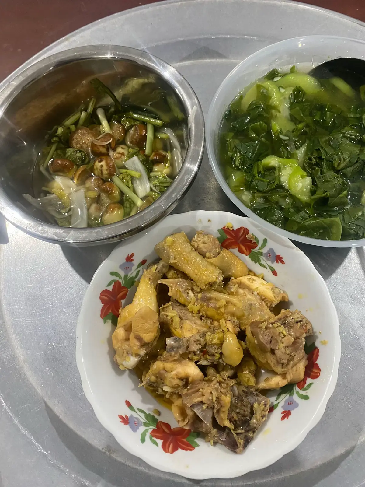 Đầu tiên, bạn tiến hành khử trùng và khử mùi hôi của thịt gà bằng cách pha hỗn hợp muối bọt và giấm tinh luyện (hoặc muối bọt và chanh) theo tỷ lệ 2:1. Chà xát mạnh tay lên thịt gà và rửa sạch lại với nước.  Tiếp theo, bạn chặt gà thành từng miếng vừa ăn rồi cho vào một tô lớn. Lột vỏ và làm sạch gừng và tỏi. Tiếp theo, bạn cắt sợi gừng và băm nhỏ tỏi. Bạn tiến hành ướp thịt gà với các gia vị lần lượt như sau:  2 thìa cà phê đường 2 thìa cà phê hạt nêm ½ thìa cà phê tiêu  2 thìa canh nước mắm Ướp khoảng 30 phút để gia vị thấm đều vào thịt. Đầu tiên bạn phi thơm tỏi, đợi tỏi hơi vàng thì tiếp tục cho phần thịt gà đã ướp vào xào đều tay ở lửa nhỏ. Tiếp theo, khi thịt đã bắt đầu vàng và tỏa mùi thơm thì bạn tiếp tục cho gừng vào, đảo đều tay, đến khi gia vị được thấm đều. Sau đó, bạn nêm nếm lại cho phù hợp khẩu vị rồi tắt bếp. #xuhuong #viral #náuancungtiktok 