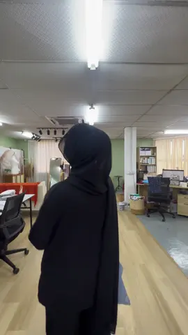 Bila sesuatu tu ditunggu-tunggu, confirm bila keluar nanti ramai akan berebut. Dan itulah yang bakal jadi dengan Batik 4.0 🌸 Kali ni kami bawakan warna yang lebih hidup, dan aura yang lebih memikat. Tapi… jumlahnya terhad. Soalan dia sekarang: korang ready ke nak jadi antara yang pertama miliki, atau sanggup tengok orang lain dulu yang bergaya? ⏳ #ezrascarves #TikTokShopFashion #TTSMYNewArrivals #batikseries #batik4point0 