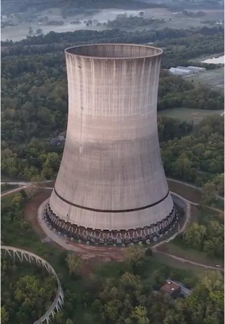 Implosión controlada destruye torre de enfriamiento en antigua planta nuclear de Hartsville, Tennessee. #Latinus #InformaciónParaTi