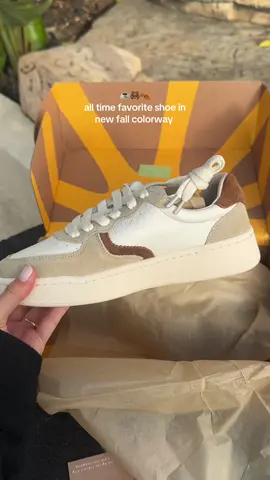 new shoes in honor of fall🍂🐻🤎  i’ve had the solid white for years and they are so comfy  #fallshoes #fallstyle #fallootd #sneakers #shoestyle 