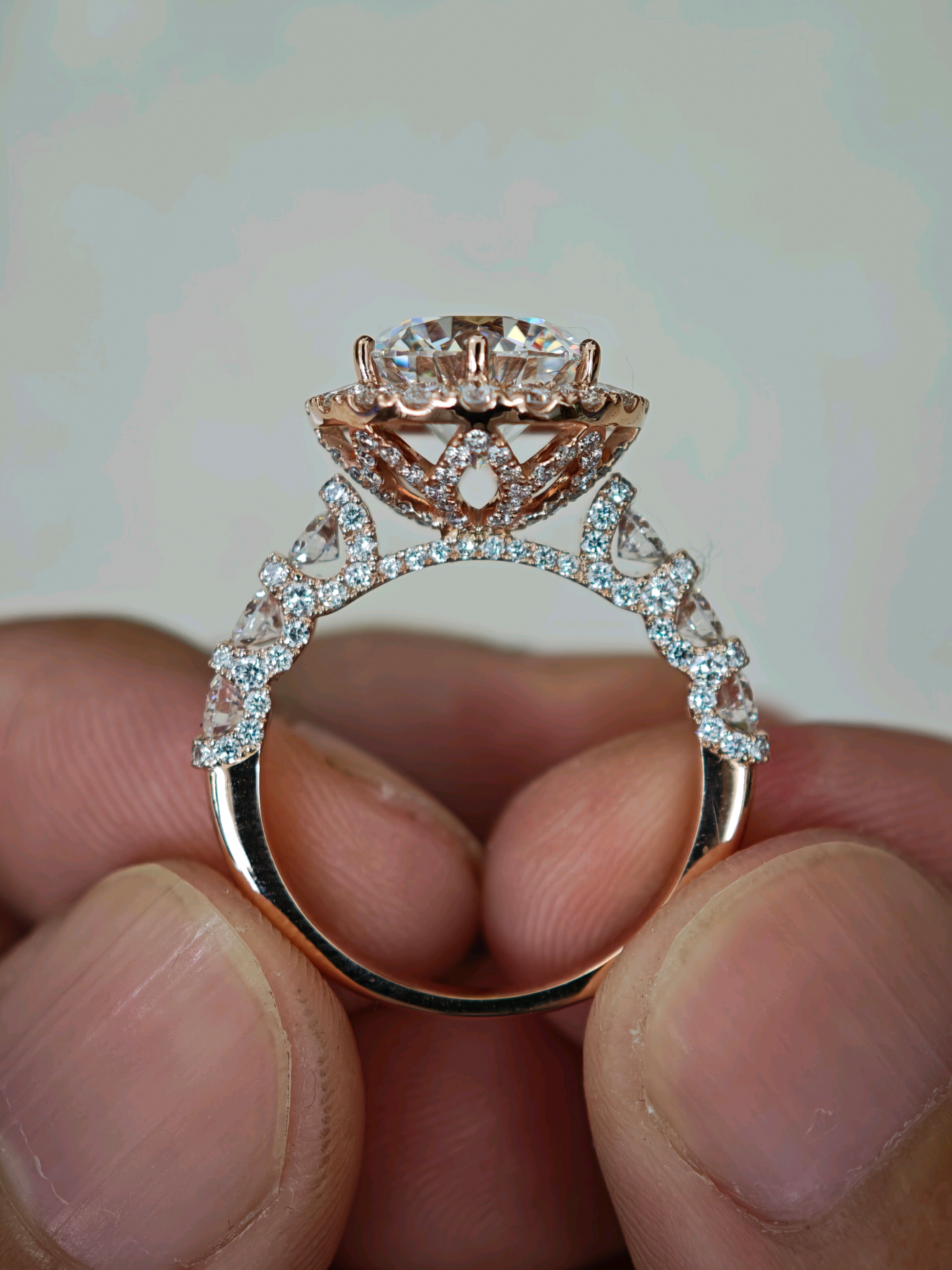 Nhẫn cầu hôn - Farrasjewelry (Hàng chế tác, 1 tháng) - Vỏ nhẫn vàng hồng 18K(Au750) gắn 172 viên kim cương tự nhiên (1mm-2mm-3mm) - Chủ Lab Grown Diamond Round 3,7ct (10mm) D - VVS2 (IGI) - Vỏ + Chủ: 105.500.000 vnđ  #farrasjewelry  #labgrowndiamond  #customengagementring  #nhẫncầuhôn  #thoxidau 