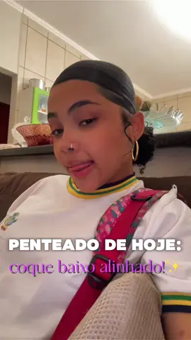 Penteado rápido, fácil e chique! Quem aí também ama um coque baixo alinhado? 😍🔥 #penteadodehoje #CapCut #cachos #cacheada #penteado 