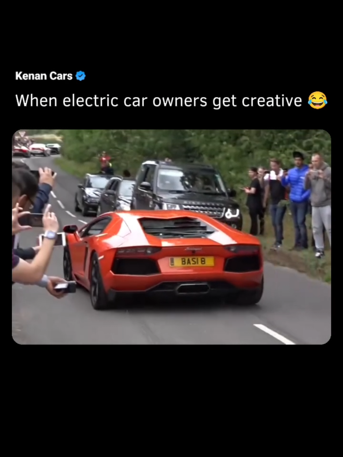 👀 A Lamborghini V12 screams with that raw, 277 bin high-pitched roar only an engine like that can make. Next to it, a BMW i8 rolls up almost silent and the driver cracks everyone up by mimicking the missing engine note with his own voice. A flawless contrast: one deafening, one nearly silent, and one driver stealing the spotlight. #lamborghini #aventador #bmw #supercars 
