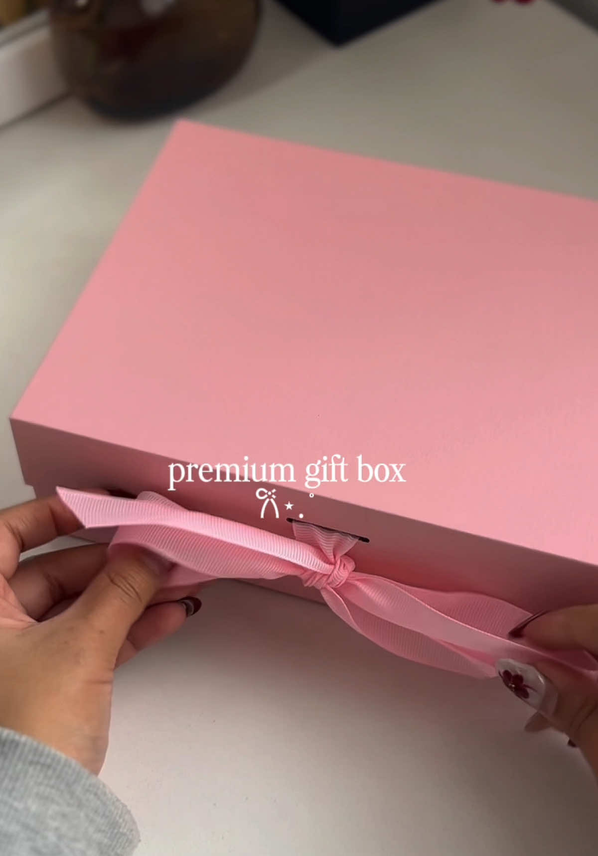 It’s thick and sturdy 💝 and has magnetic lock din! Super ganda! #giftbox #pinkgiftbox #premiumgiftbox #premiumpackaging #packagingideas 
