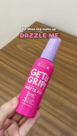 Xịt khoá nền Dazzle Me có nhiều màu phù hợp nhiều loại da nhé #dazzleme #xitkhoanen #settingspray #xitkhoamakeup #makeuptips 