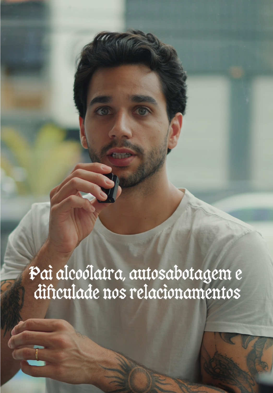 Crescer com um pai alcoólatra deixa marcas invisíveis. Você aprende cedo que não pode confiar, que a qualquer momento vai dar errado. Mais tarde, isso vira autosabotagem: você cria obstáculos, se coloca pra baixo e confirma a ideia de que não merece dar certo. Nos relacionamentos, a repetição aparece: dificuldade de confiar, medo de se entregar, atração por vínculos instáveis. O passado não passa. Ele se repete. Até que você o encare.
