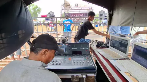 suara gajah pusat R1 saat hujan angin kencang,suara tetep mantap,live tenggulun solokuro lamongan #ramayanaaudio #mahaputra @ramayana_real @OM MAHAPUTRA official 