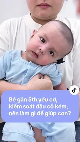 Thông thường, bé từ 2th - 3th đã có thể ngóc được cao đầu và tập lật, đối với các bé cứng cáp sớm có khi 5th con đã bắt đầu tập ngồi dần. Bame nên chú ý trong thời gian chơi với con thì tập cho con ngóc đầu, hỗ trợ tập lật, bế ngồi để con tự gồng cơ, giúp con kiểm soát đầu cổ được tốt hơn, tránh để con bị yếu cơ ảnh hưởng tới quá trình phát triển vận động thông thường nhé ạ  #vltl #phcn #vltlthanhthuy #dieutriveoco #veocobamsinh 