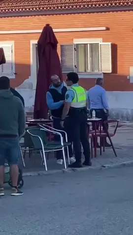 Os mesmos de sempre, a ralé habitual, sente-se no direito de atacar e ofender polícias que estão sozinhos. São uns valentes quando estão em grupo. Ou damos autoridade à polícia para pôr esta gente na ordem ou este país não vai a lado nenhum !!! #fyp #andreventura #portugal🇵🇹🇵🇹🇵🇹🇵🇹🇵🇹 