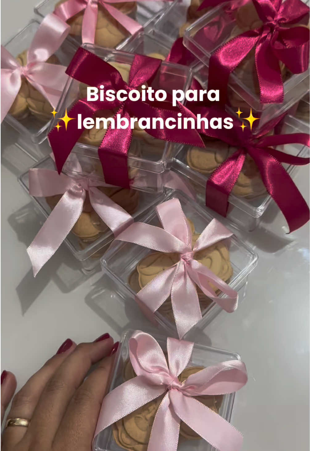 🍪Biscoito:🍪  * 125g de açúcar. * 125g de manteiga derretida ou temperatura ambiente. * 1 ovo. * 250g de farinha de trigo (Ou até dar o ponto na massa) ✨Modo de preparo:✨ * No bowl da batedeira coloque o ovo, o açúcar, a manteiga e bata bem até ficar um creme. * Logo em seguida, coloque aos poucos a farinha e misture com uma colher até que a massa não fique mais tão mole, assim você achar que já der para mexer com a mão, sove a massa e coloque farinha até descolar a massa da mão e ficar firme e lisa. * Espiche a massa com um rolo ou na mão e corte com o cortador que desejar. * A espessura da massa é de no mínimo 3mm, não pode ser muito fina. * Coloque em uma forma untada e enfarinhada. * Pré aqueça o forno em temperatura de 180°C e coloque para assar por aproximadamente 15/20 minutos ( o tempo depende do forno ). Já salva e manda para uma amiga que topa essas aventuras com você 🩷🤏🏼✨ #lembrancinha #festainfantil #doces #aniversario #Vlog