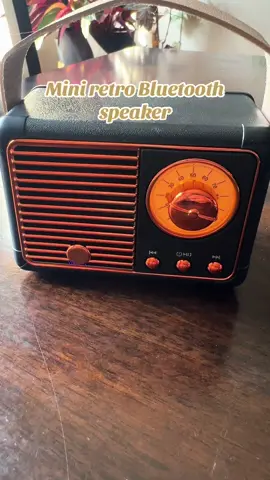 This speaker is so cute! Would make a really good stocking stuffer #vintagespeakers #retrospeaker #bluetoothspeaker 