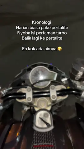 Curiga pertabonya dicampur air sama pertamina 🤣. Btw itu fuelcap aman ya, udah 6bulan buat harian touring ujan ujan gapernah kemasukan air #pertaminaindonesia #fyp #vixionroadrace 