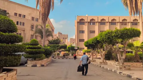 One day in Cairo Pagi dimulai dengan langkah penuh harap. Ingatan pada orang tua yang tak henti menaruh doa dan harapan membuat hati tetap kuat. Dari jauh, doa mereka menjadi tenaga yang tak pernah padam, menjaga tekad untuk menuntut ilmu hingga meraih keberkahan dan ridha Allah. Lelah bukan alasan, sebab di balik setiap pelajaran tersimpan cita-cita yang lebih tinggi dari sekadar nilai. Sesudah menimba ilmu, langkah beralih menuju makam para ulama. Keheningan di sana berbicara lebih lantang daripada ribuan nasihat, seakan berpesan: “Perjuangan hari ini adalah bagian dari jejak panjang para pencari ilmu