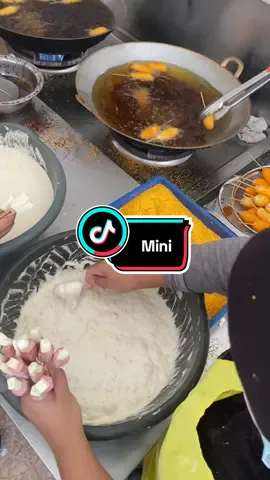 Masih lagi dengan the famous one Corndough Mini by Anak Ramai. Terdapat dalam dua pilihan iaitu Pek Jimat dan Pek Berbaloi #anakramai #corndog #corndoughanakramai #corndough #corndoganakramai 