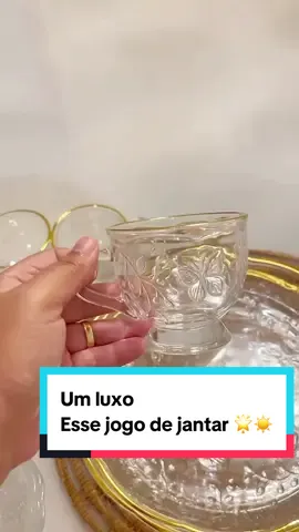 Dizem que prato bonito não enche barriga… mas enche de elogio! 🥂✨” Com o Jogo de Jantar New Butterfly Fio de Ouro Cristal Lyor, até o miojo vira jantar de chef. 🤌 São 20 peças de puro luxo que fazem qualquer mesa brilhar. Quer a sua mesa digna de TikTok viral? 🦋 Garanta já o seu antes que acabe! #MesaPosta #JogoDeJantar #LuxoNaMesa #ButterflyGold #DecorMesa  