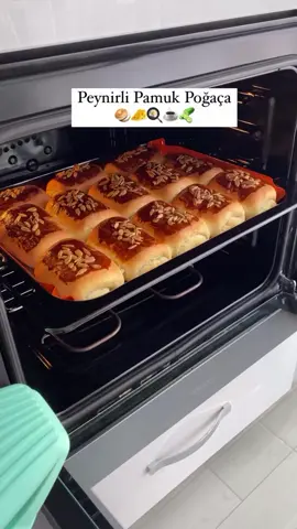 Bi ♥️inizi alırım 😍 Sizler beğeni ve yorumlarınızı yaparken bende tarifi eklemeye gidiyorum. 📸• @fadimenin_ellerinden Peynirli pamuk poğaca  Malzemeler 1 paket kuru maya 2 adet yumurta (birinin sarısı üzerine ) Yarım çay bardağı eritilmiş tereyağ 1 yemek kaşığı yoğurt  Yarım çay bardağı sıvı yağ  1 çay bardağı ılık su  1 çay bardağı ılık süt 1 yemek kaşığı şeker  1 tatlı kaşığı tuz  Aldığı kadar un  Arası için Kaşar peyniri  Üzeri için  Yumurta sarısı  Çekirdek içi veya susam ,çörekotu,haşhaş Hazırlanışı  Un hariç bütün malzemeleri yoğurma kabına alıp karıştıralım daha sonra yavaş yavaş unu ekleyerek ele yapışmayan yumuşak kıvamlı bir hamur yoğuralım.Hamurumuzu yarım saat dinlendirelim.Daha sonra hamurumuzu bezelere ayırıp şeklini verelim yağlı kâğıt serili tepsiye alalım.20 dakika da tepsi mayası yapalım.Süre sonunda üzerine yumurta sarısını sürüp önceden ısıtılmış 200 derece fırında poğacaların üzeri güzelce  kızarana kadar pişirelim.Fırından aldığımız poğaçaların üzerine bir bez kapatalım.Deneyecklere afiyet olsun  #pogacatarifleri #pamukpoğaça #peynirlipoğaça #tarif #kesfet 