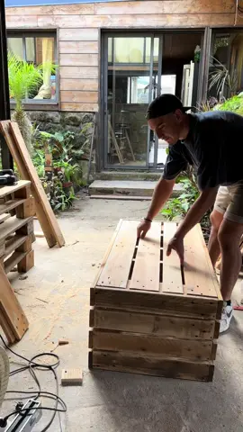 DIY 🔨 : Fabriquer un canapé coffre en palettes 🛋️♻️ Un meuble malin : assise confortable + espace de rangement caché. ➡️ Voici comment j’ai fait 👇 1.	Récupère et démonte les palettes. 	2.	Assemble la base avec un cadre solide. 	3.	Ajoute des planches pour former le couvercle. 	4.	Monte le dossier si souhaité. 	5.	Ponce et fais les finitions (huile/vernis). 	6.	Mets les coussins → canapé prêt + rangement intégré ✨ #coffre #DIY #upcycling #artisan #iledelareunion 