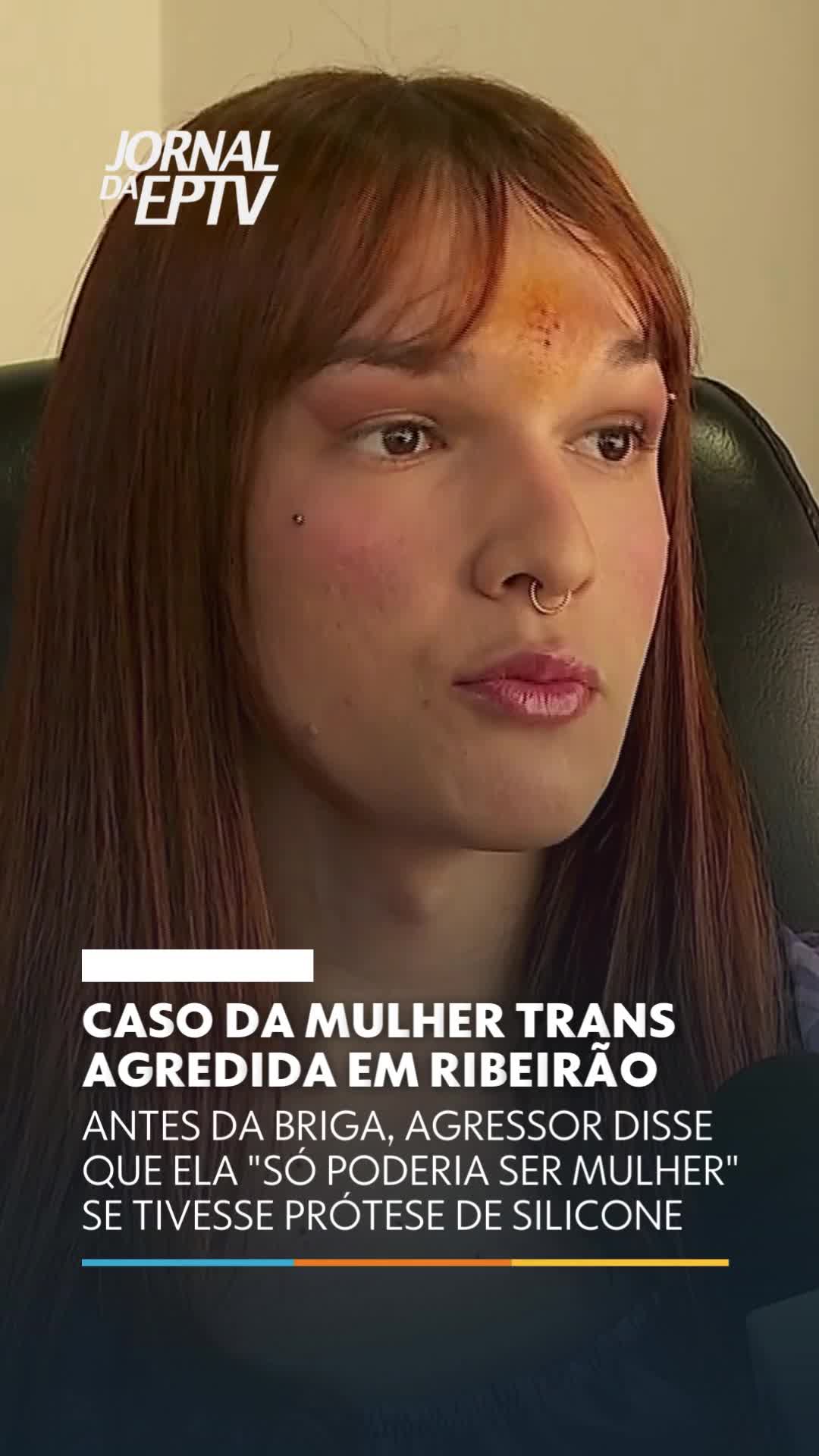 “Só poderia ser mulher se tivesse silicone.” Essa foi a frase transfóbica que deu início à agressão na saída de uma casa noturna do Alto da Boa Vista, em Ribeirão Preto. Jade, uma mulher trans, disse que chegou a jogar bebida no homem que falou a frase e, logo depois, foi arrastada por ele pela calçada. Jade registrou boletim de ocorrência e vai tomar medidas judiciais. Vale lembrar que, no Brasil, transfobia é crime, equiparada ao racismo, com penas de até cinco anos de prisão. #JornaldaEPTV #JornaldaEPTVRibeirão