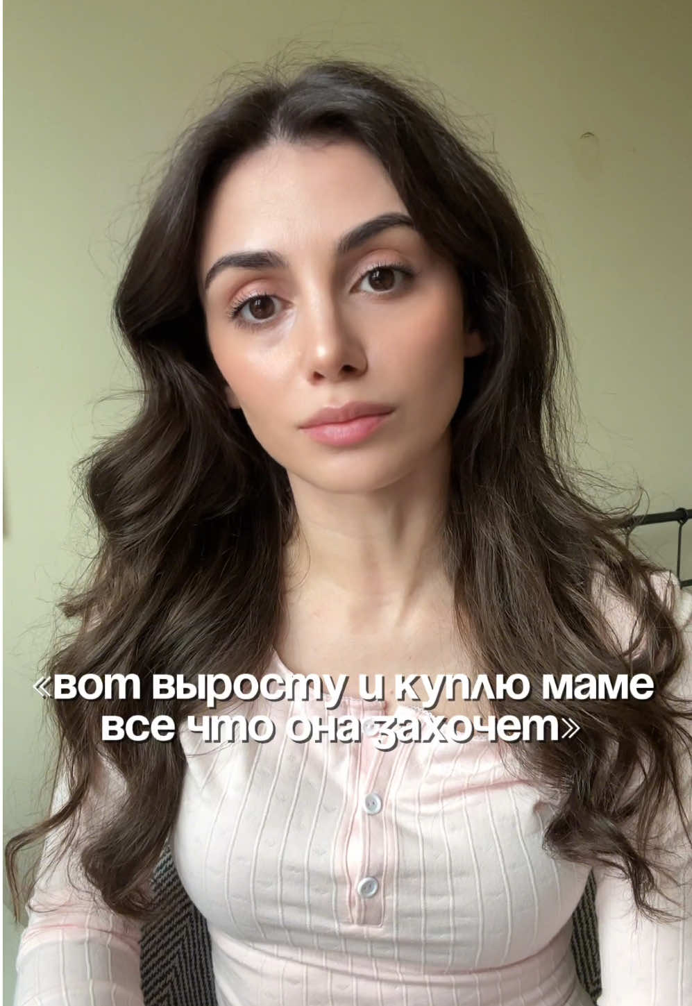 Желание мамы мы реализовали совместно с компанией АРОМАТ.  Их инст: mebel_aromat_portfolio Немного предыстории.  Мою маму выдали замуж в шестнадцать. Она рано повзрослела, но всё, что у неё было — она отдавала нам. Даже когда было трудно — дом оставался тёплым. Несколько лет назад мама прошла через очень болезненное расставание. Это был сложный развод, после которого ей пришлось собрать себя по кусочкам. Но она справилась. Это стало началом новой жизни. Сейчас они с сестрой делают ремонт дома своими руками. И в такие моменты особенно хочется сказать ей «спасибо». Не за жертвы. А за силу. Я никогда не смогу вернуть маме всё, что она подарила мне. Но я точно знаю одно: я буду делать всё, чтобы как можно чаще видеть её улыбку. Потому что именно она воспитала во мне силу. И научила — не сдаваться, даже когда кажется, что уже поздно 🤍