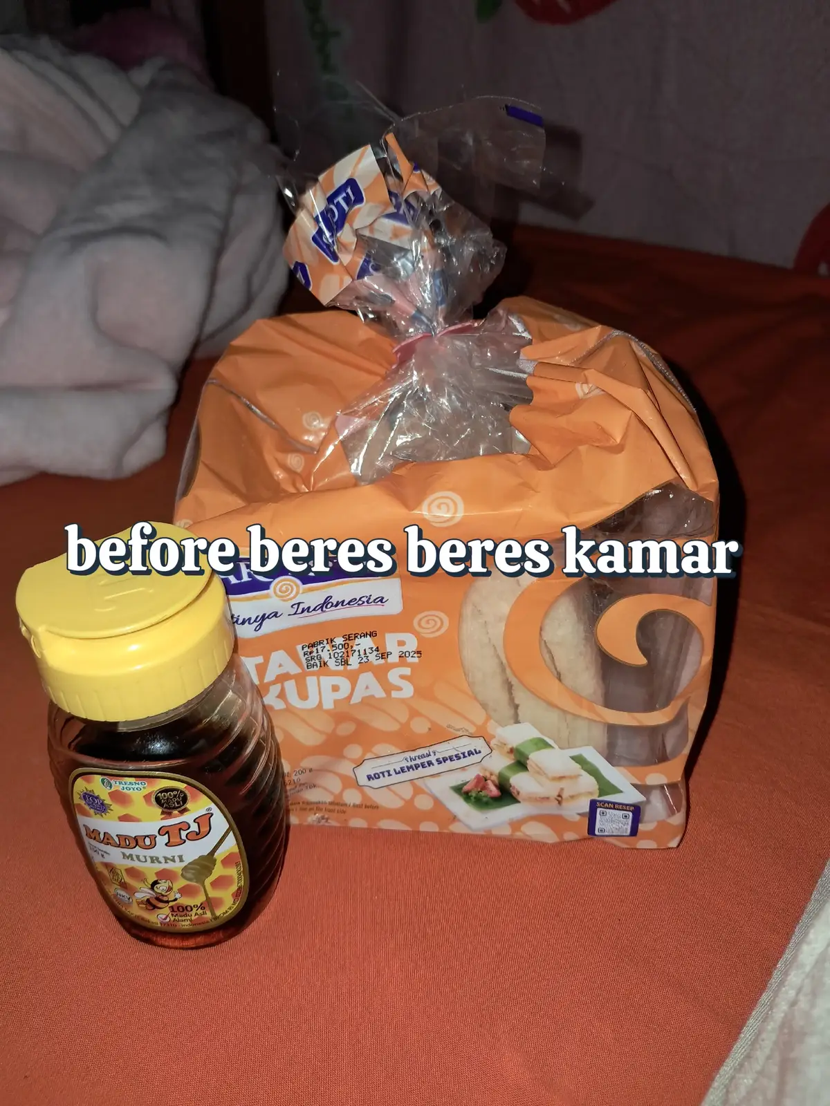 lagi proses diet gays, mulai sekarang makan nya sehari sekali. ini karna kecapen tambah belum sarapan jadi laper bgt, ini terakhir aping makan banyak, pokoknya aping pasti bisa diet. doain gays supaya diet nya berhasil walaupun sedikit