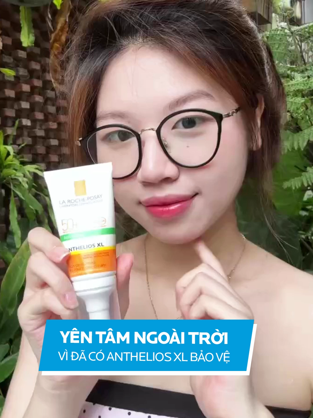 Với kết cấu mỏng nhẹ, ráo nhanh trên da và không hề gây bết dính, Anthelios XL không chỉ giúp tạo lớp màng chắn tia UV tối đa, mà còn mang lại cảm giác thoáng mịn, dễ chịu tuyệt đối cho làn da bạn suốt cả ngày dài. Cho bạn yên tâm hoạt động ngoài trời vì đã có Anthelios XL bảo vệ cho da #larocheposayvn #anthelios #kemchongnangnangtone #nangtonekiemdau