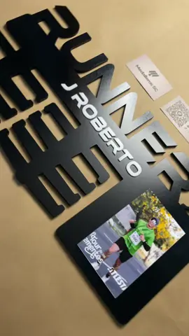 Medallero personalizado para Running 🏃‍♂️ ¿ Y vos para qué deporte necesitas? Escribime y diseñamos tu medallero juntos 🥇✨ #Medallerossc #Running #runner #atletismo #bolivia 