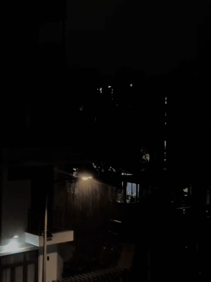 Thâm tâm anh đau nhói âm thâm... 