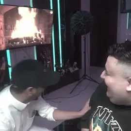 دفيتها بالنص عشان محد يلاحظ هههههههههه                                                                                            #معاذ_اج #توبز #فور_رياكشن                                           #تي_يو #tu