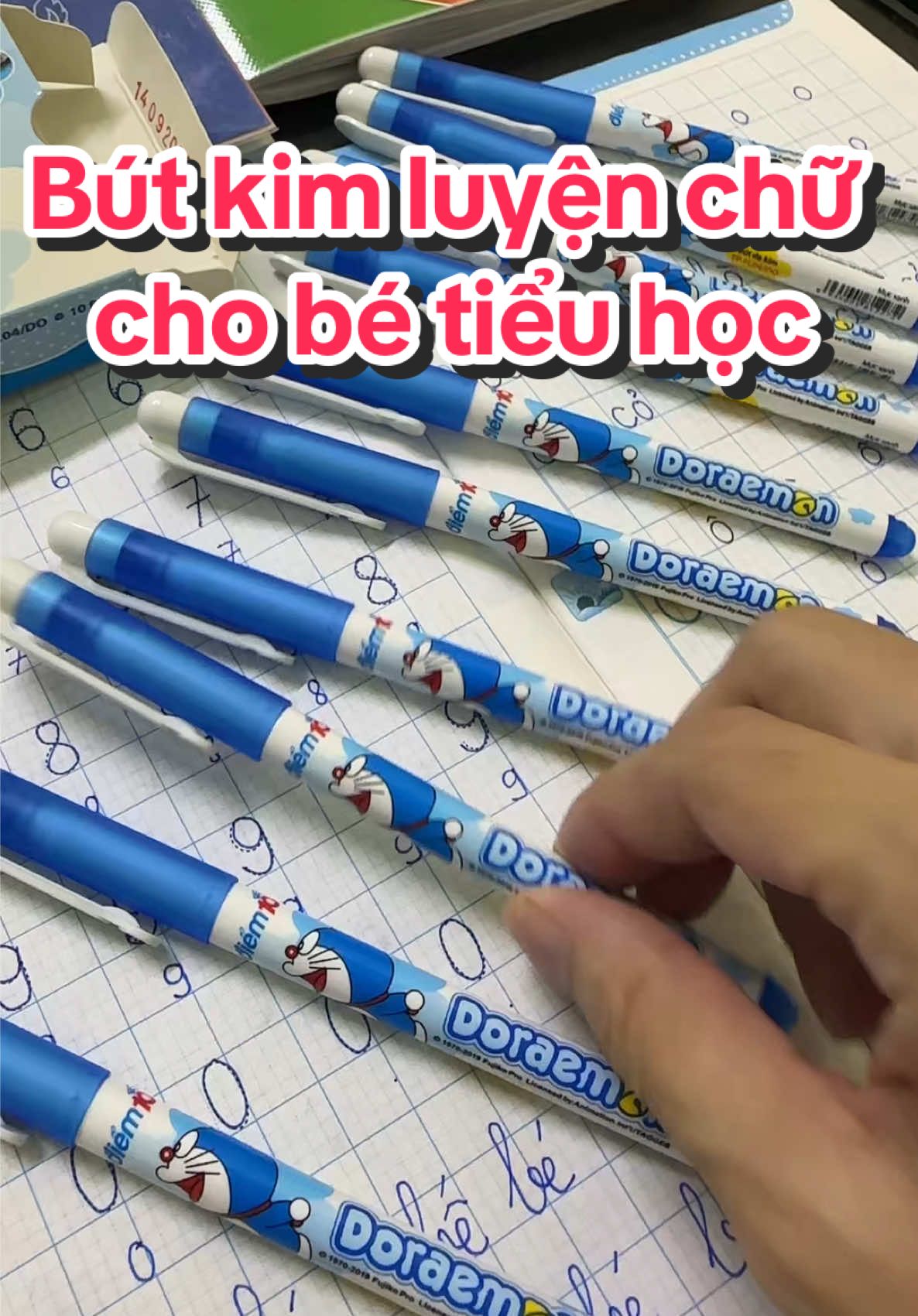 Bút luyện chữ cho Bé Tiểu học. Hộp 10 cây xài tiết kiệm cả năm. Ưu điểm ko lêm nhoè ra tay, hay dính mực như các loại bút thường.✍️#bút#butkim#luyenchudep#butkimdoremon#vietchudep 