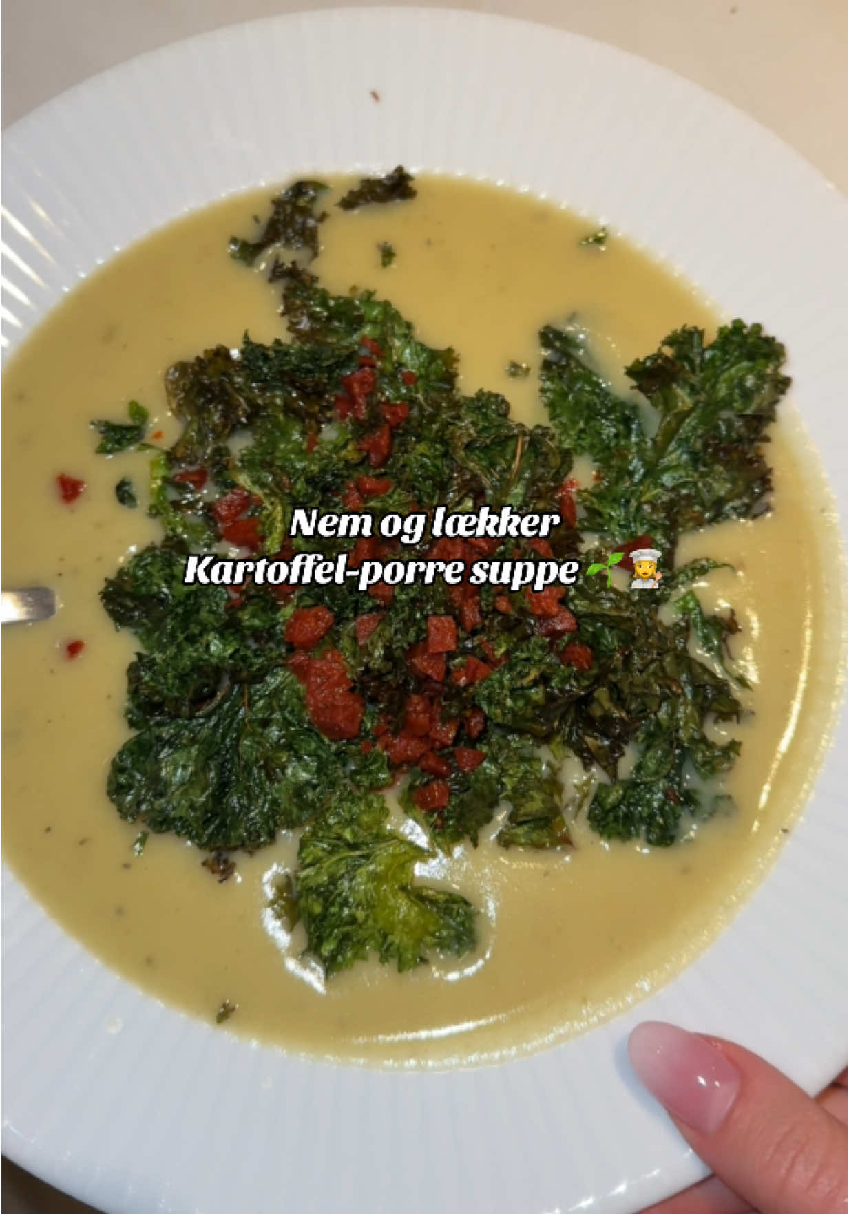 Vi kan ikke løbe fra at det er blevet efterår, men det betyder heldigvis også suppesæson - og den her er virkelig god og simpel 🫶🏼🫶🏼  Suppe til 3 sultne mennesker:  - ca 400 gram kartofler  - 2 små porrer  - 3 fed hvidløg  - 1 løg - Ca. 1,2 liter vand  - Salt  - Peber  - Krydderier som rosmarin og timian hvis det haves (ikke nødvendigt)  - Hønsefond  - 1 dl piskefløde Crispy grønkål  - Ca. 200 gram grønkål skyllet og tørret  - Ca. 2 spsk olivenolie  - Salt  - Peber  Skal krammes og ind i ovnen på 180 graders varmluft i ca. 15 minutter, men hold godt øje med det, og rør rundt i det ca. hvert 5. Minut  Sprød chorizo  - ca. 100 gram chorizo  #nemmad #aftensmad #aftensmadinspiration #lækkermad #suppe 