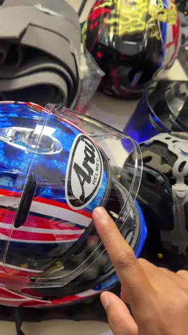 Kelebihan helm arai itu fitmen busa nya gampang di atur, kalau kebesaran tinggal tambahin busa, kekecilan tinggal ambil busanya.. jadi di helm arai lo bisa fitting sesuai dengan keinginan usernya.. asik banget kan. . #araiindonesia #araihelmet #arairx7x #helmetloverindonesia #helmetlover 