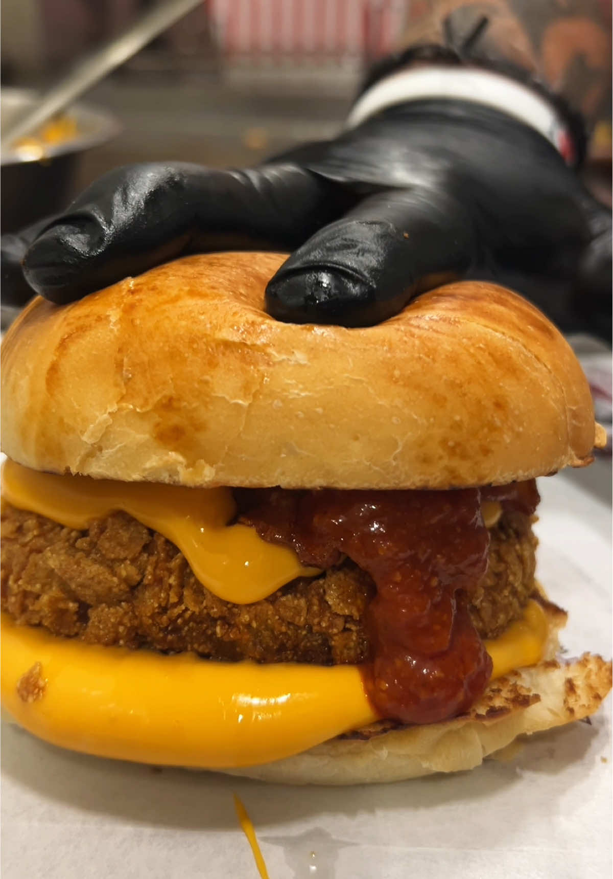 SOLO DA #MARIOTORTORA 🔥 Panino PERÙ: hamburger croccante ai cornflakes, onion rings, salsa harissa, #bacona e #cheddar 🍔 #paninomacelleria #napoli 