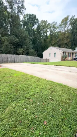 Casa de 3 Cuartos y 2 baños completos con interiores recién pintados y un NUEVO sistema de HVAC. NIVEL PRINCIPAL Cuenta con relucientes pisos de madera. Cocina comedor llena de sol con amplios gabinetes * NUEVA encimera y fregadero de cuarzo * NUEVO protector contra salpicaduras de azulejos de diseño con iluminación debajo de los gabinetes * Puertas corredizas de vidrio que conducen a una terraza y un patio completamente cercado. NIVEL SUPERIOR Tiene 3 dormitorios y un baño completo compartido en el pasillo. NIVEL INFERIOR Se completa con una sala de recreación/flexible versátil * Baño completo * Área de servicio y lavandería con lavadora/secadora de tamaño completo con salida independiente. Ubicada a minutos de escuelas, parques, la circunvalación (I-495 e I-95), la Base Aérea de la Armada, tiendas, restaurantes y entretenimiento. ¡No pierda la oportunidad de adquirir esta increíble propiedad! ¡Programe su visita hoy mismo!🏡410,000 Upper Marlboro MD #compratucasaconmigo🏡 #comprarcasa #casabonita #housetour #3bedroom 