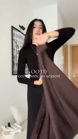 جاكيت شتوي بقصّة فضفاضة على شكل كاب (Cape) بأكمام واسعة تمنح إطلالة كلاسيكية مميزة. مصنوع من قماش شتوي دافئ ومتين، مناسب للأيام الباردة.متوفر بلونين راقيين: البني الشوكولا و الأسود الكلاسيكي، ما يجعله سهل التنسيق مع مختلف الإطلالات. #foryoupage❤️❤️ #الجزائر #fyp #for 