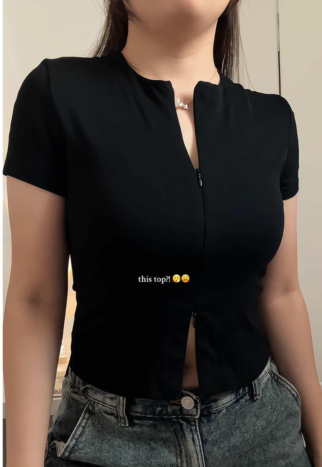 basictop that looks classy and elegant 🖤😩 #fyp #classy #elegant #basicoutfit #OOTD 