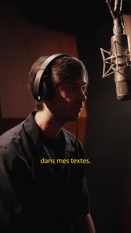 On s’était dit « c’est de la vidéo, on le fera peut-être deux trois fois, pour le montage, on sait jamais. Vas y sans craintes. »  On a fait qu’une prise, c’était celle là. Puis on s’est regardé avec l’équipe, le réalisateur a lâché la caméra, ma manageuse est parti ouvrir les fenêtres et on a rien refait. Parce que même avec les maladresses, les imperfections et les ratés, c’est ce je t’aime là qu’on voulait garder. Je t’aime maman, et merci de m’avoir protégé jusqu’ici du mieux que tu pouvais. ❤️🌷