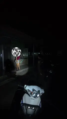 จ๊ะเอ๋‼️ในคลิปเป็นเหตุการต่อเนื่องมาจากคลิปที่แล้ว พอดีไม่รับแจ้งจากศูนย์วิทยุ สภ.มโนรมย์ ว่ามีพลเมืองดีไม่ประสงค์ออกนามขับรถผ่านที่เกิดเหตุจึงได้โทรไปแจ้ง ว่าพอดีเห็นเจ้าหน้าที่ตำรวจไล่จับเด็กแว้นตรงจุดที่เด็กแว้นรวมตัวกัน แล้วตนก็สังเกตเห็นว่ากลุ่มวัยรุ่นดังกล่าวอีกกลุ่มได้ขับรถหลบหนีเข้าไปแอบในปั้มน้ำมันแห่งหนึ่งซึ่งอยู่ห่างจากจุดเกิดเหตุประมาณ3กิโลเมตรจึงได้ทำการโทรแจ้ง เจ้าหน้าวิทยุ สภ.มโนรมย์ เจ้าหน้าที่วิทยุจึงได้แจ้งกับทางสายตรวจ ว่ามีกลุ่มวัยรุ่นหลบอยู่ในปั้ม สายรถยนต์20 จึงเข้าทำการตรวจสอบปรากฏว่า พบกลุ่มวัยรุ่นจริงเจ้าหน้าที่จึงเข้าตรวจค้นพบรถไม่มีสำเนาคู่มือ จึงไม่ทำการยึดรถไว้เพื่อตรวจสอบต่อไป  #หมู่ทิวพาทำ #ตำรวจชัยนาท #หมู่ทิว #ตำรวจ #fyp 