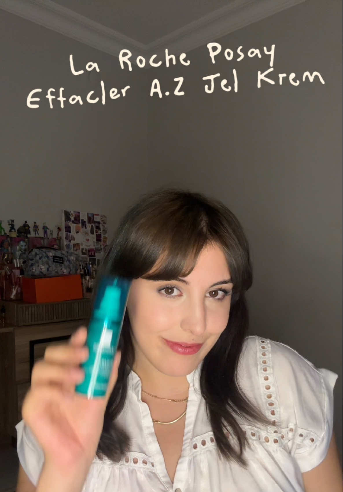 Sivilceler, izler ve ince çizgilere karşı aynı anda tek adımda bakım yapabilmek… İşte aradığım buydu 💙 La Roche-Posay Effaclar A.Z. Gel Cream ile cildim hem daha pürüzsüz hem de daha rahat. 🌿   *reklam marka görünüyor. @La Roche-Posay #larocheposay #azelaikasit #skincareroutine #skincare 