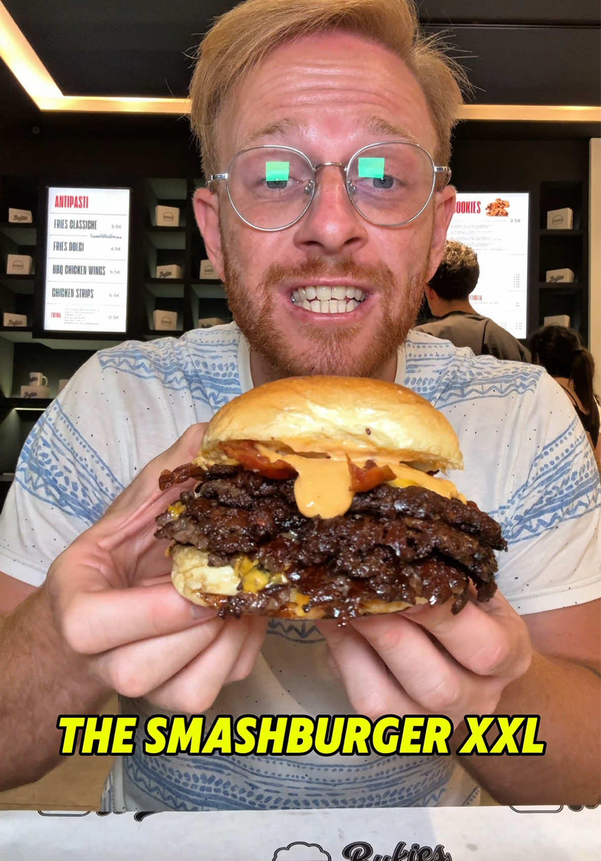 Il nostro XXL con 5 Hamburger smashati, 5 sottilette di cheddar, salsa bukies e bacon nel nostro potato bun artigianale 🔥 pochi semplici ingredienti che creano un connubio unico ❤️ lo trovate da Bukies nelle sedi di Aversa, Villaricca e Ibiza 💎