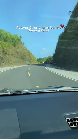 Potret keindahan (JLS) Jalur Lintas Selatan Gunung kidul, membelah hutan dan bukit 😍 jalan juga mulussss  #bundaranplanjan #gunungkidul #jogja #jogja24jam #pantaiselatan @Gunungkidul_Terkini 