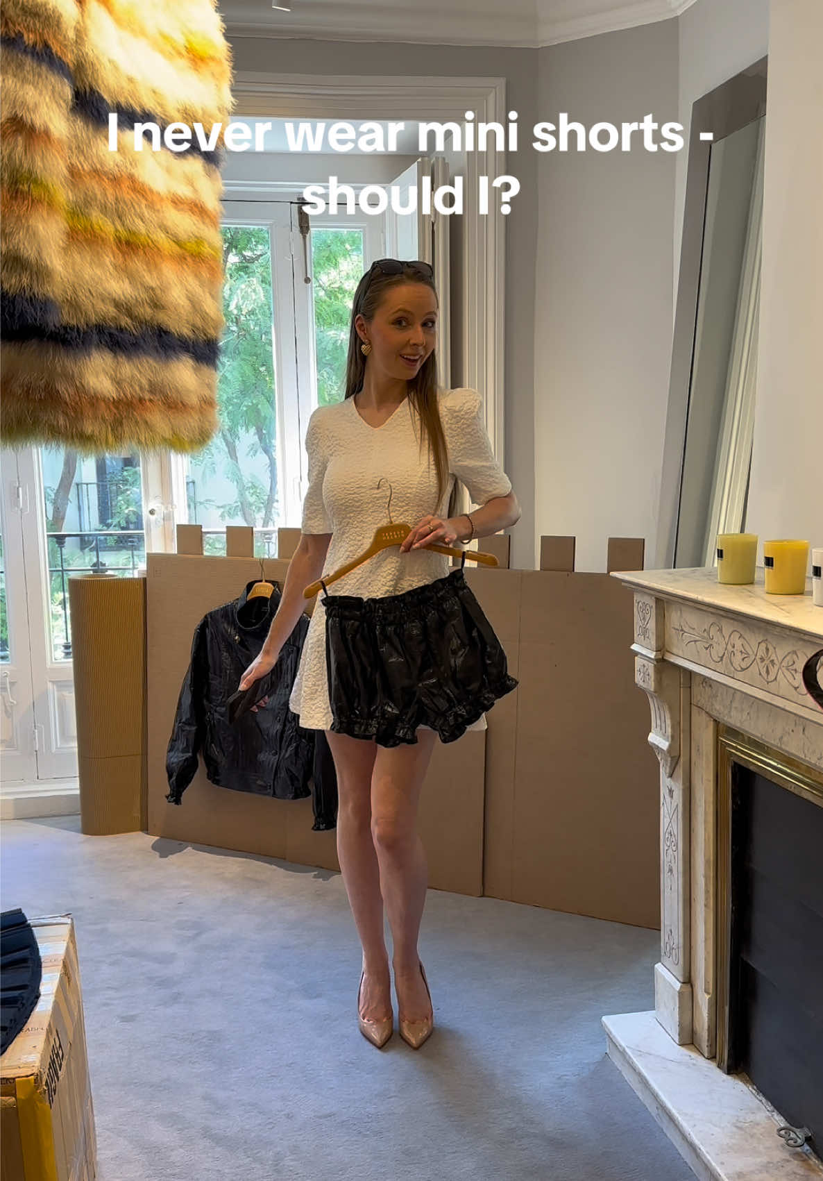 📍@Teresa Helbig showroom, Madrid, Spain @Madrid es Moda #fashionweek #madridfashionweek #teresahelbig #louboutinhotchick #minishorts 