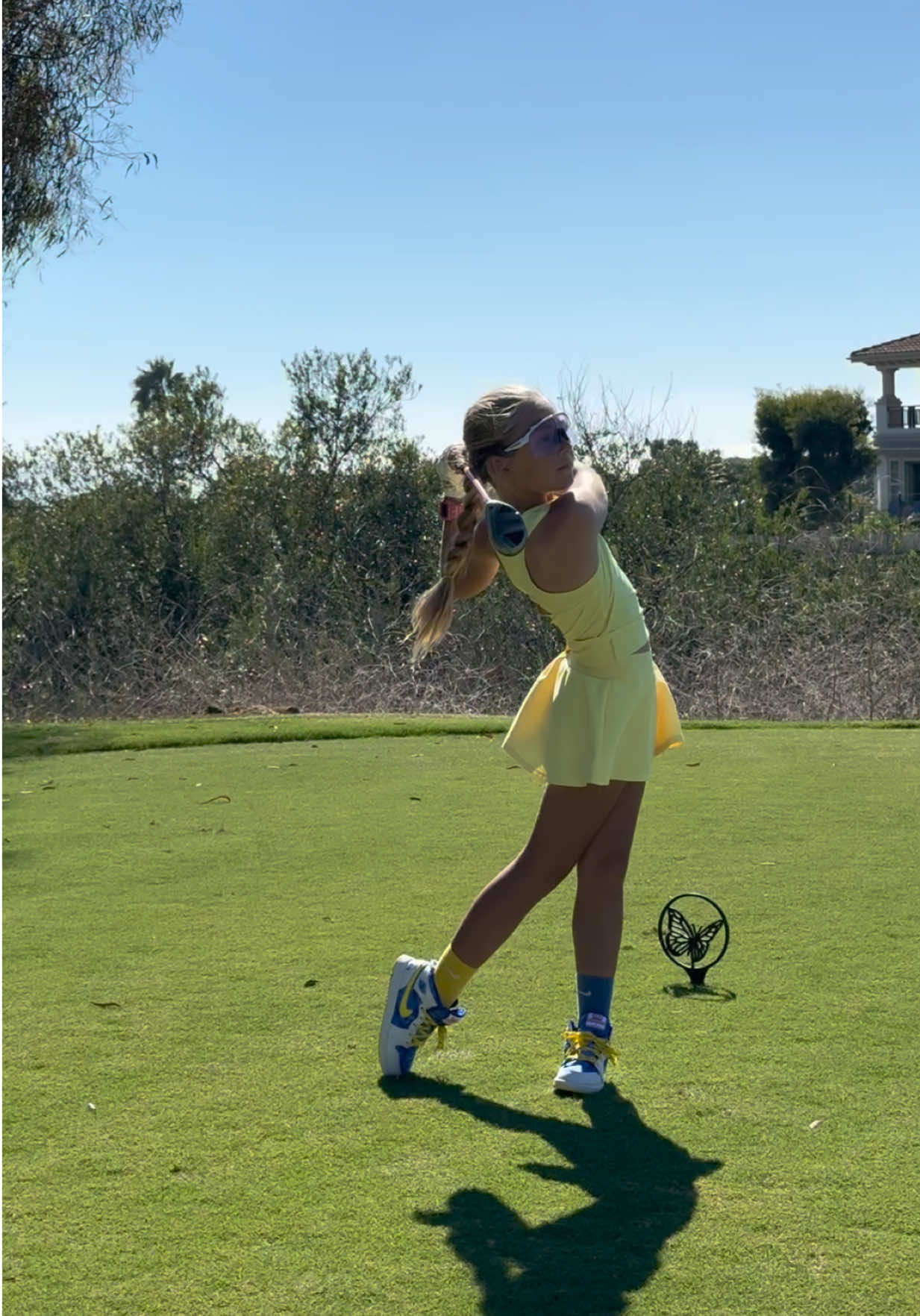 Making the tee box a runway ✌🏻 . . . . . #golf #golffashion #fashion #girlgolfer 