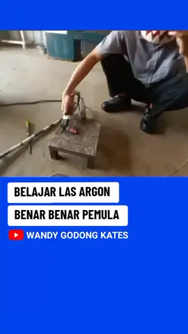 Belajar las argon untuk pemula memang membutuhkan kesabaran dan teknik yang benar. Di video ini, kami akan membahas secara lengkap mulai dari pengenalan mesin las argon, setting arus yang tepat, penggunaan gas argon, hingga cara memegang torch dan filler dengan baik. Penjelasan dikemas sederhana agar mudah dipahami oleh pemula yang baru pertama kali mencoba dunia pengelasan. Las argon sangat banyak digunakan terutama untuk pengelasan stainless steel, aluminium, maupun pipa sanitary yang biasa dipakai untuk jalur produk makanan dan minuman. Dengan latihan yang konsisten, teknik yang benar, serta pemahaman dasar dari video ini, Anda akan lebih cepat mahir dalam pengelasan argon. Channel Wandy godong kates selalu menghadirkan konten edukasi pengelasan baik argon, las listrik (SMAW), MIG, maupun TIG. Jadi buat Anda yang ingin mendalami dunia las atau bahkan berencana menjadikannya sebagai keterampilan kerja, jangan lupa untuk subscribe channel Wandy godong kates agar tidak ketinggalan tips dan tutorial terbaru. 👉 Di video ini juga akan dijelaskan beberapa kesalahan yang sering dilakukan pemula, seperti: Torch terlalu jauh dari material Aliran gas argon tidak stabil Setting arus yang tidak sesuai dengan tebal material Gerakan tangan yang tidak konsisten Dengan memahami dan menghindari kesalahan tersebut, hasil las Anda akan menjadi lebih rapi, kuat, dan profesional. 💡 Jangan lupa untuk tonton sampai habis karena ada trik khusus bagaimana cara melatih tangan agar lebih stabil saat mengelas, yang belum banyak dibagikan di channel lain. 📌 Dukung terus channel Wandy godong kates dengan like, komen, share, dan tentunya subscribe agar semakin semangat berbagi ilmu pengelasan. #las #welding #wandygodongkates 