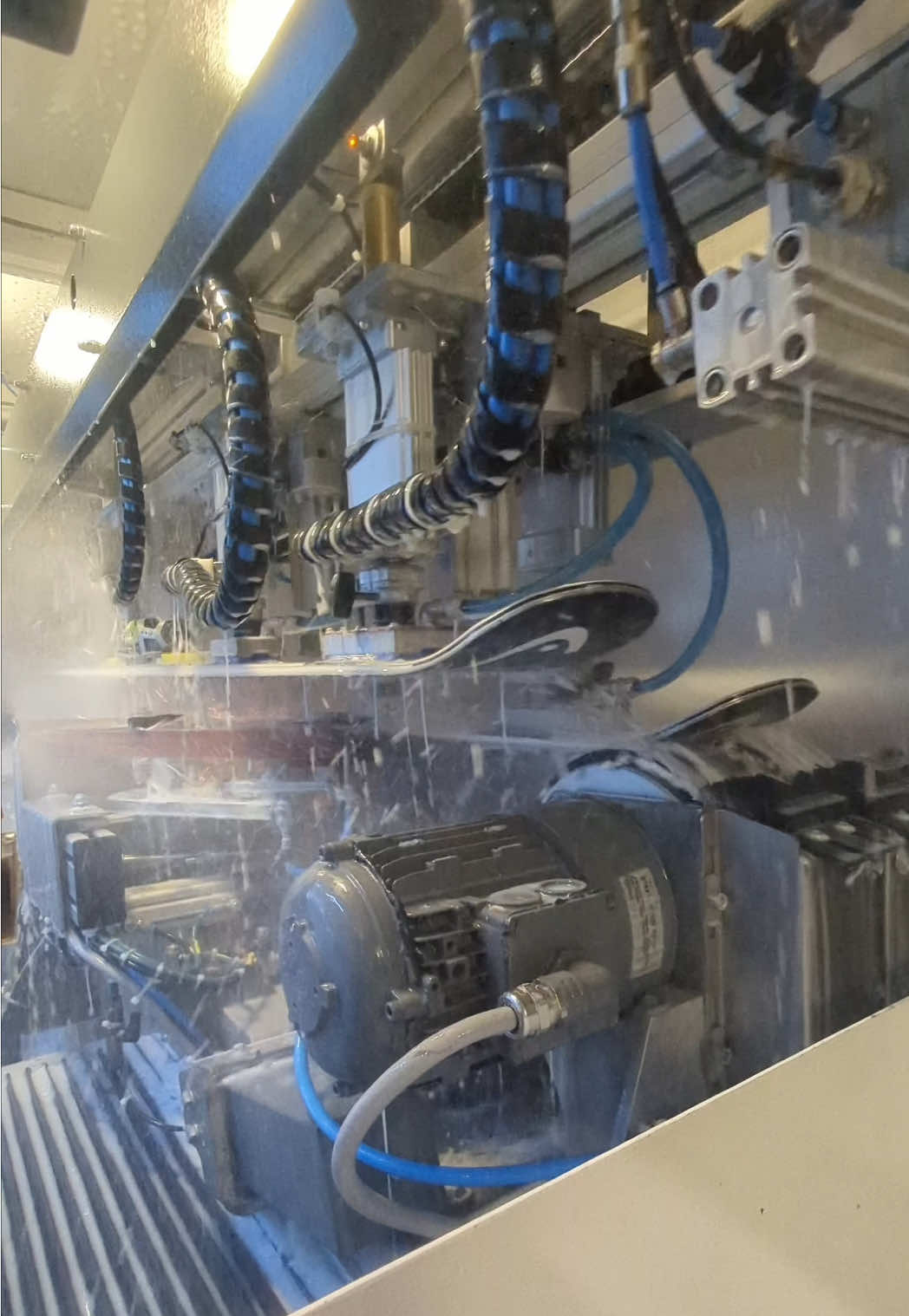 Nel laboratorio di Tino Sport prepariamo sci in 20 minuti! Tempo di un caffettino #skishop #tinosport #skilab 