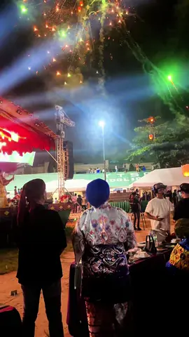 Mayor Jay Sayang and Vice Mayor Faizal Jamalul joined the Welcome Night of the 52nd Kamahardikaan sin Tawi-Tawi, graced with flying lanterns and a grand fireworks display. 🎇 🏮 #52kamahardikaansintawitawi2025 