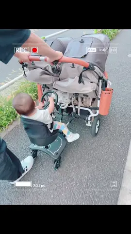 ベビーカーを初めて3人乗りにしました☺️かわいかった♡ だけど、押しづらさと落下してしまったり😭 #3つ子 #仲良し兄妹 #赤ちゃんのいる生活 #一歳半 #ベビーカーステップ 