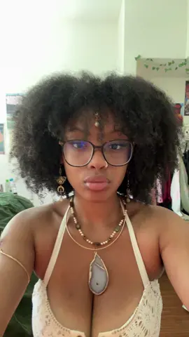 YEAAA SHE PTSOOOO  #outfit #OOTD #clothes #earthy #earthyblackgirl #naturalhair #college #4chair #foryourpage #trending #dearbasketball 